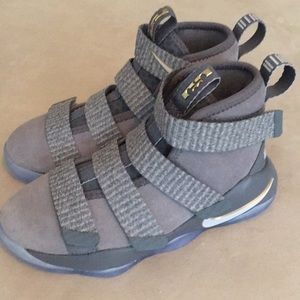 Nike LEBRON SOLDIER 11 BASKETBALL SHOES
